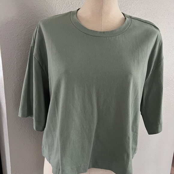 GAP Cropped T- Shirt - Picture 2 of 2